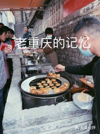 之前在参观完仁爱堂,我们跟着人群来到了金汤街小学旧址