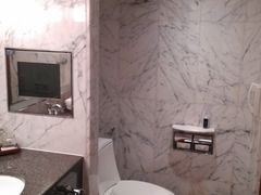 有液晶电视的洗手间-王府半岛酒店