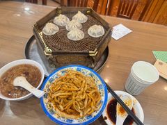 牛肉馅包子-西安贾三灌汤包·回坊小吃·清真炒菜(北院门总店)