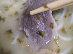 生椒牛肉过桥米线-在蒙自过桥米线