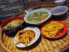 -爆炸头阿姨小四川正宗川味小吃(无任何分店)
