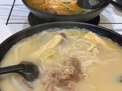 招牌炸酱酸辣米线-肥汁米蘭香港米线(长宁来福士店)