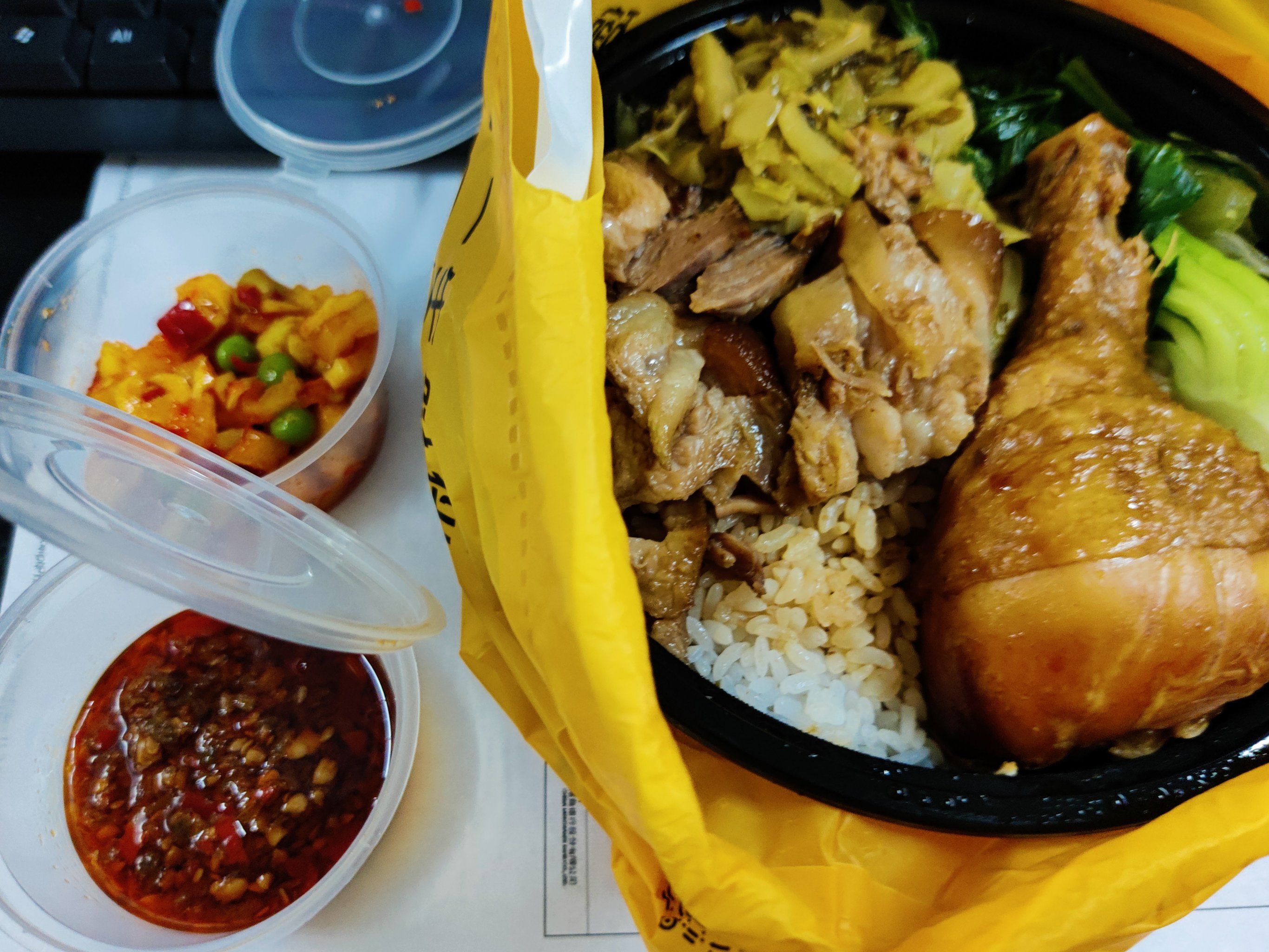 今天午餐吃什么 猪脚 鸡腿饭
暖诺诺