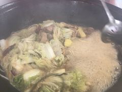 小鸡炖蘑菇-粘豆包柴火铁锅炖