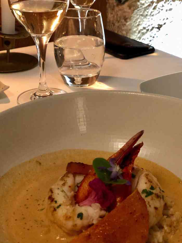 auberge nicolas flamel-"古老的传统法式建筑里,从门外看,极不起眼.