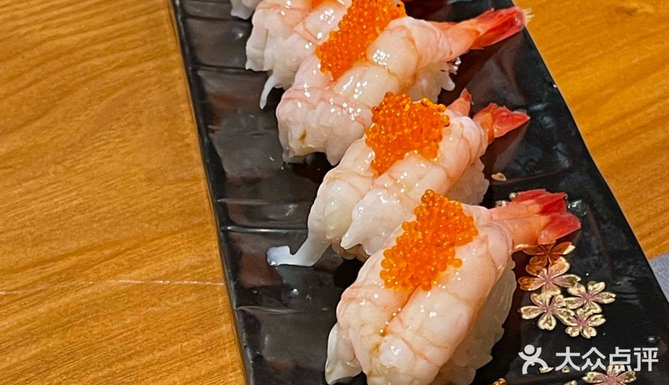 同事生日选择来这家日料餐厅，我们坐了包间，私密性很好
