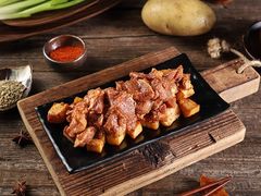 孜然羊肉粒-赤铁扒拉锅·烤串·烤鸽子