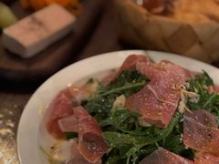 芝麻菜沙拉配风干火腿-羽深肉铺 Steak & Wine