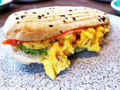 炒蛋，烟熏三文鱼和牛油果酱-Wagas沃歌斯(合生汇店)