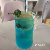 位置在一个角落里，还算是比较好找吧，广场暂时比较冷清