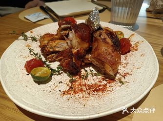 「春树下·生活美学西餐厅(高新银泰店)」 店里装修风