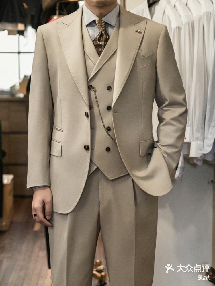 诶呦不错哦奶白色西装也太像民国阔少了吧