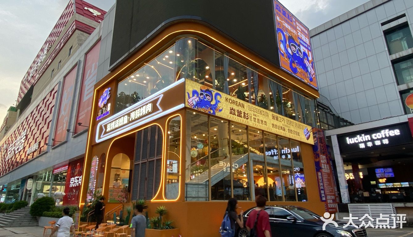 特别多人，即便人如此之多，每一层的服务依旧很到位