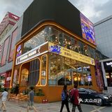 特别多人，即便人如此之多，每一层的服务依旧很到位