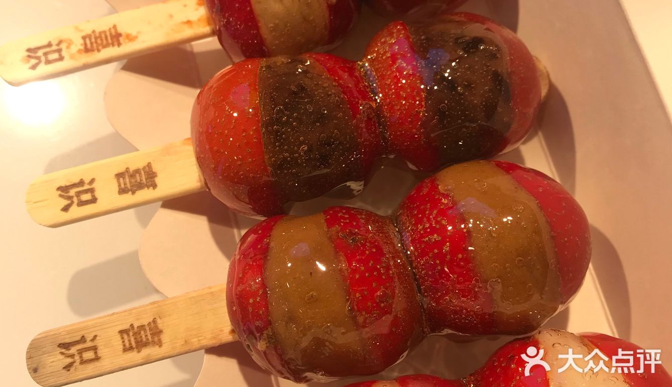 白糯米冰糖葫芦朋友想吃就陪她去了真的很长的队伍