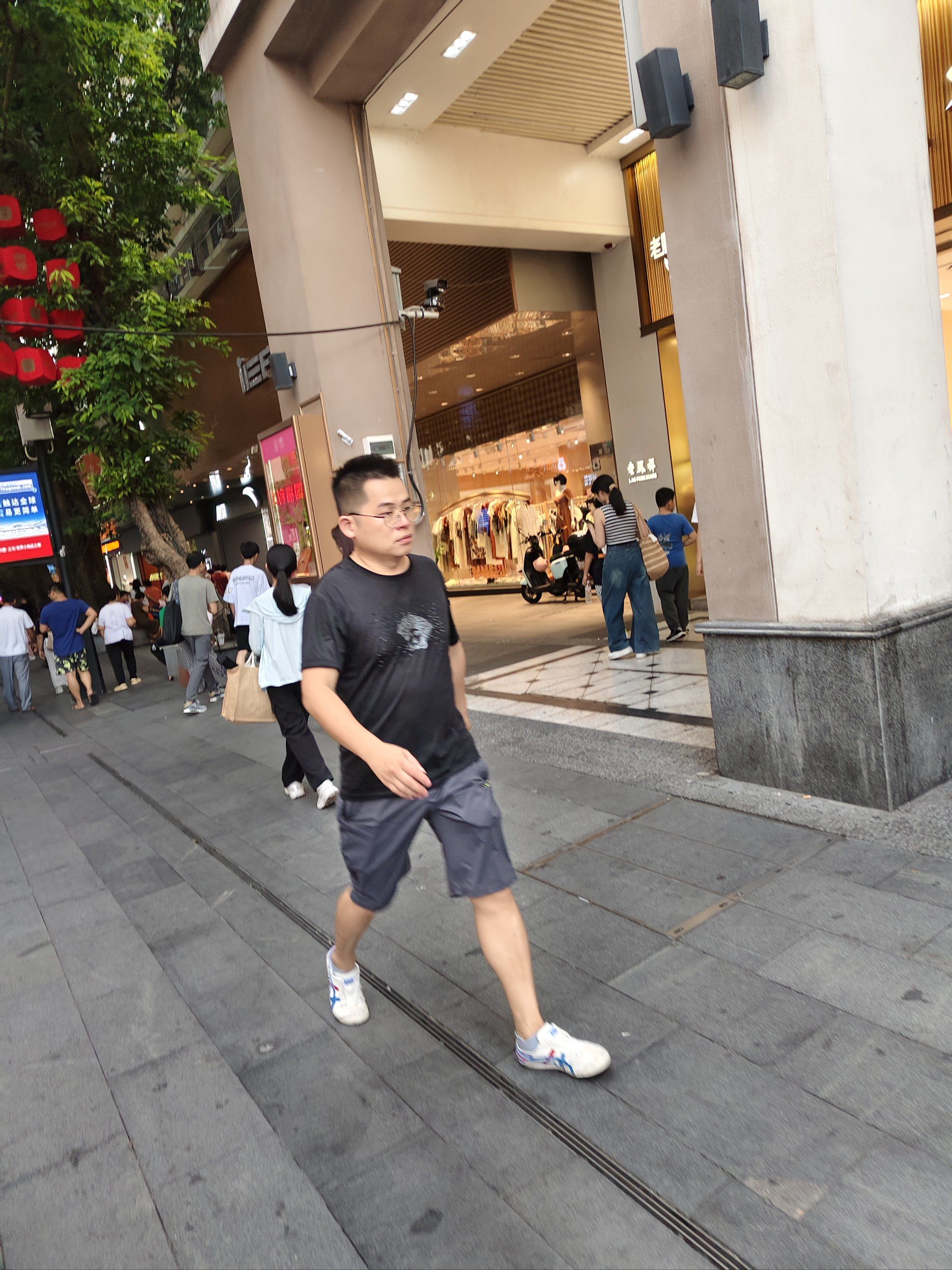 夏日北京路街头的时尚潮男