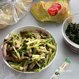 早饭都是六点就吃了。就算吃的撑死