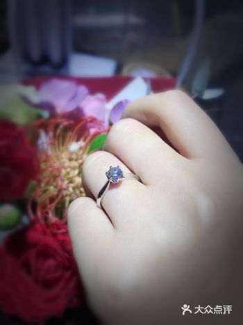 晒晒我人生的第1枚钻戒，超甜！