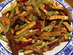 芹菜香干炒肉-鑫小城故事·砂锅·排骨藕汤(兴业路店)