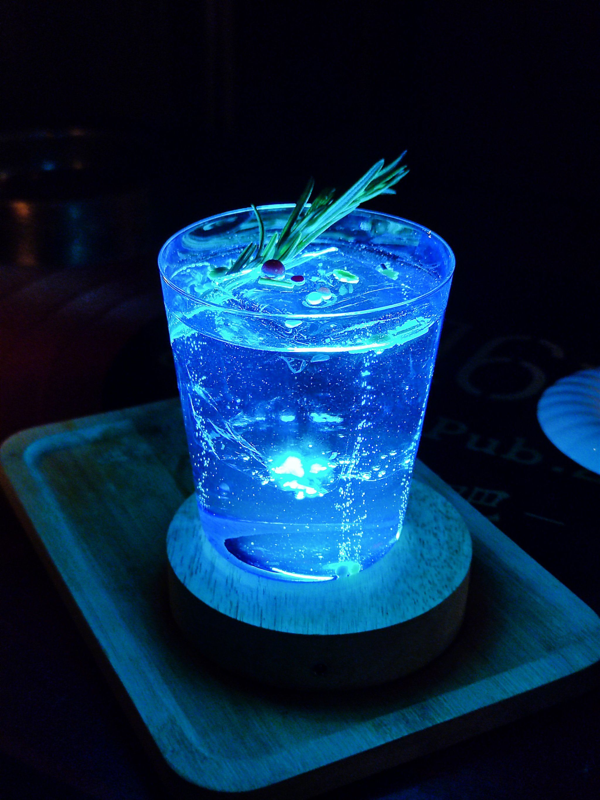 伤感的人爱喝小酒,寂寞的人爱听老歌!