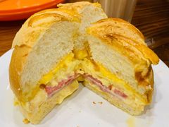 Big&nbsp;men菠萝包-澳门陈光记烧味饭店(南京德基广场店)