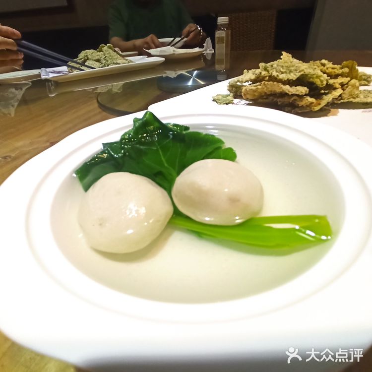 脆炸桑叶是这里的一道特色菜，香脆可口特别好吃