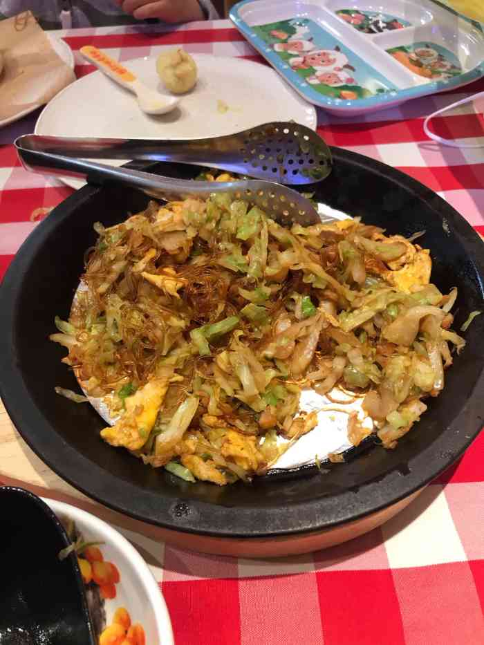 位于甘家口大厦的三层幸好地面上贴了指示方向的箭头七拐八拐地才能