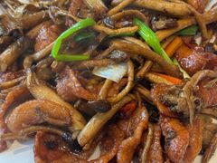 茶树菇炒猪颈肉-强记湛江鸡饭店·二十七年老字号(拱北店)