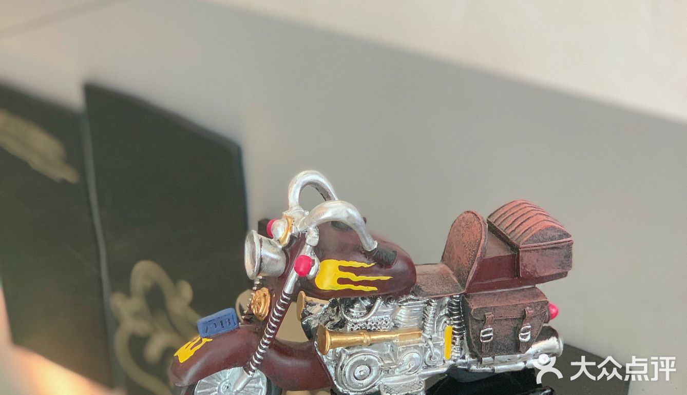 废墟里的超酷机车咖啡店🛺就是开着玩儿