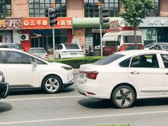 -曼听小寨海鲜烧烤·大连辣炒大王(盖州街店)
