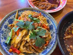 -爆炸头阿姨小四川正宗川味小吃(无任何分店)