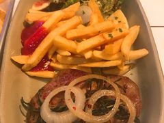 普罗旺斯炭烧烤猪排配薯条色拉-MIKAKU(万达广场上海宝山店)