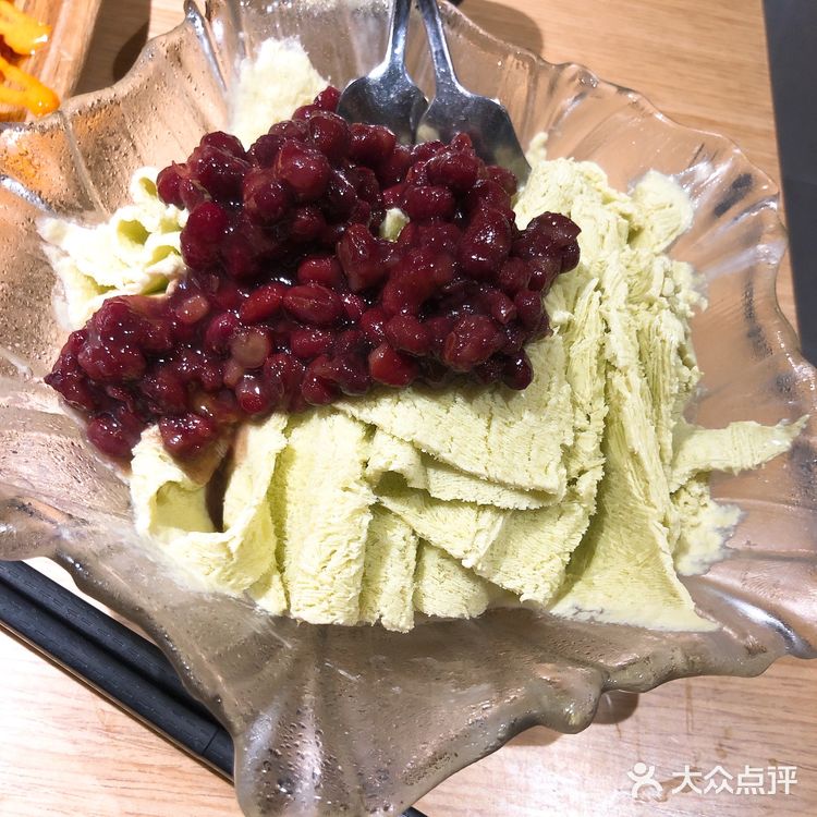 肉和甜品是需要点餐的，其他的菜品和饮料是自助形式的！