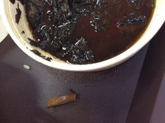 梅干菜烧肉里的硬三角塑料片-老娘舅(苏州中心大道西大润发店)