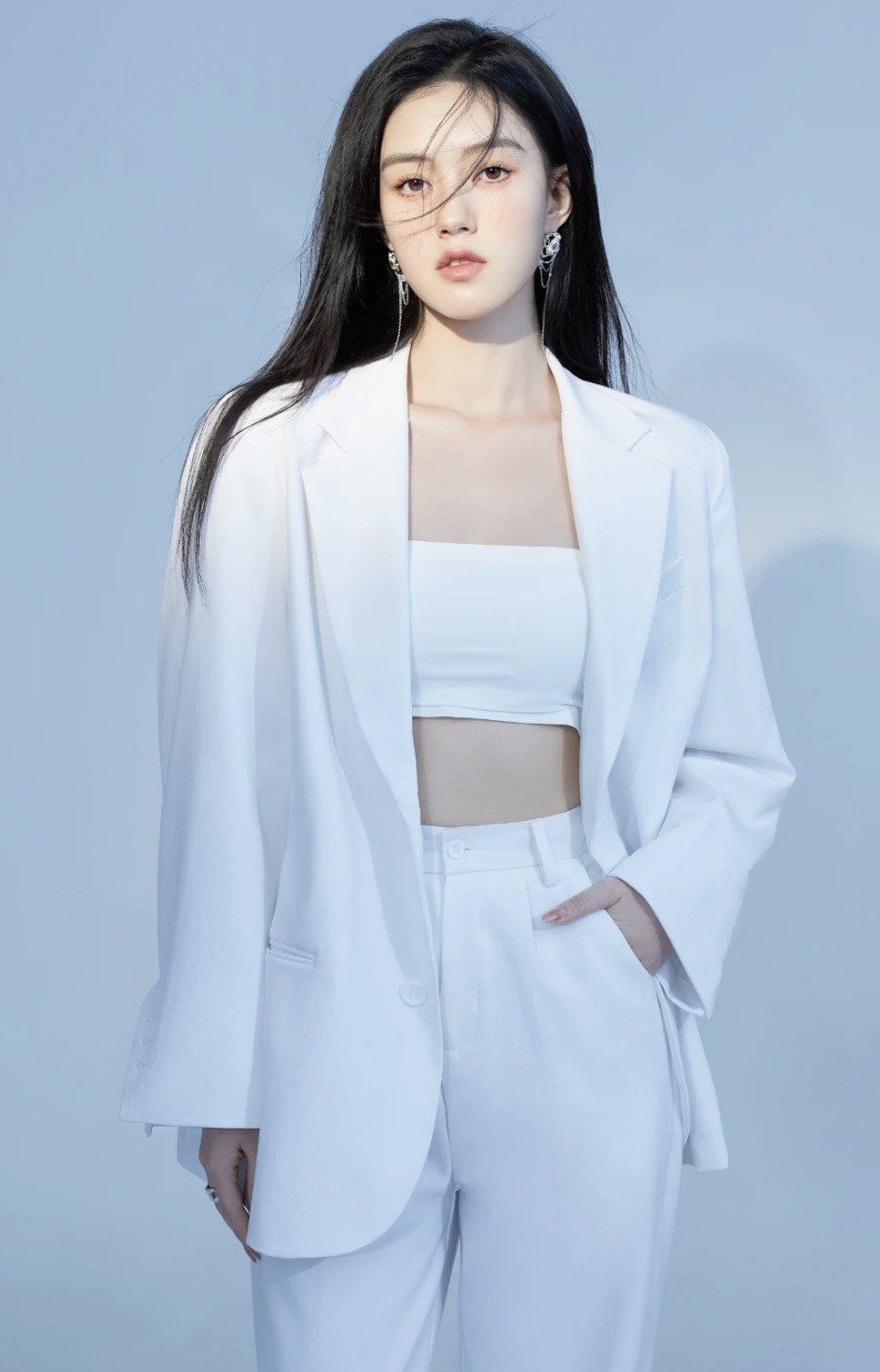 简单的白色搭配西装外套还有女生不爱飒气的
