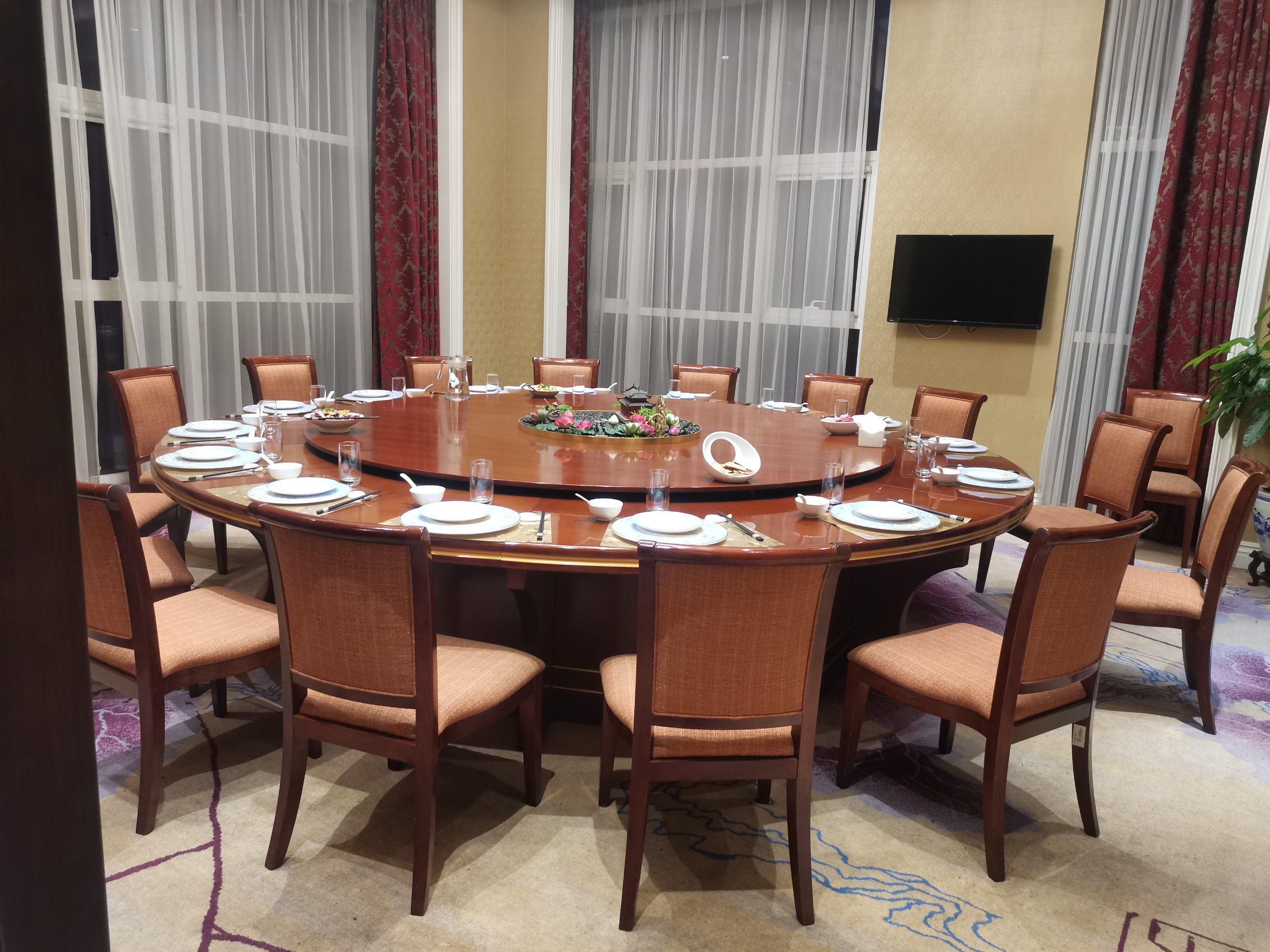 餐厅包间装饰各种各样,环境温馨,服务员服