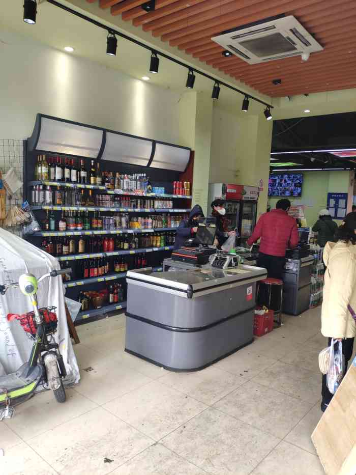 众众生鲜超市昨天的水果买二送一,非常实惠.