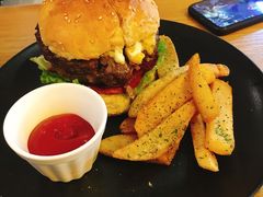 澳洲牛肉汉堡-HELLO 27 意面·沙拉·帕尼尼