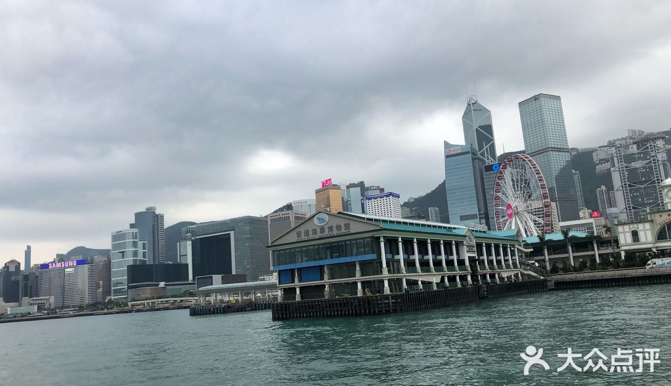 人不多坐在靠窗的位置美景一览无余，吹着海风非常惬意