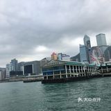 人不多坐在靠窗的位置美景一览无余，吹着海风非常惬意