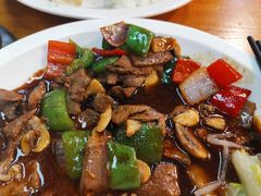 酱爆猪肝磨菇饭-何太太馄饨面铺(大浒东苑店)