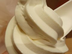 麦当劳甜品站草莓牛奶华夫筒-麦当劳(龙湖北京大兴天街店)