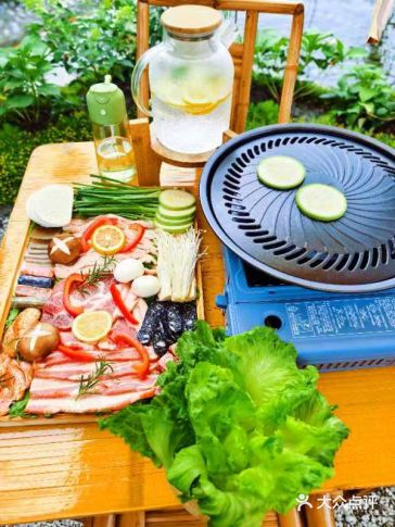 这家烤肉店的菜品质量、服务和环境都是一流的