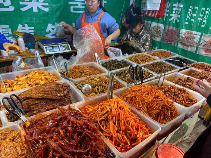 位置在西塔美食街上各种韩式泡菜辣酱看着就有食欲味道棒棒的