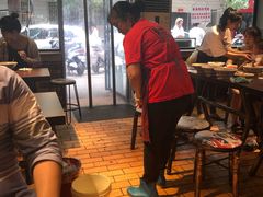 大堂-爆炸头阿姨小四川正宗川味小吃(无任何分店)