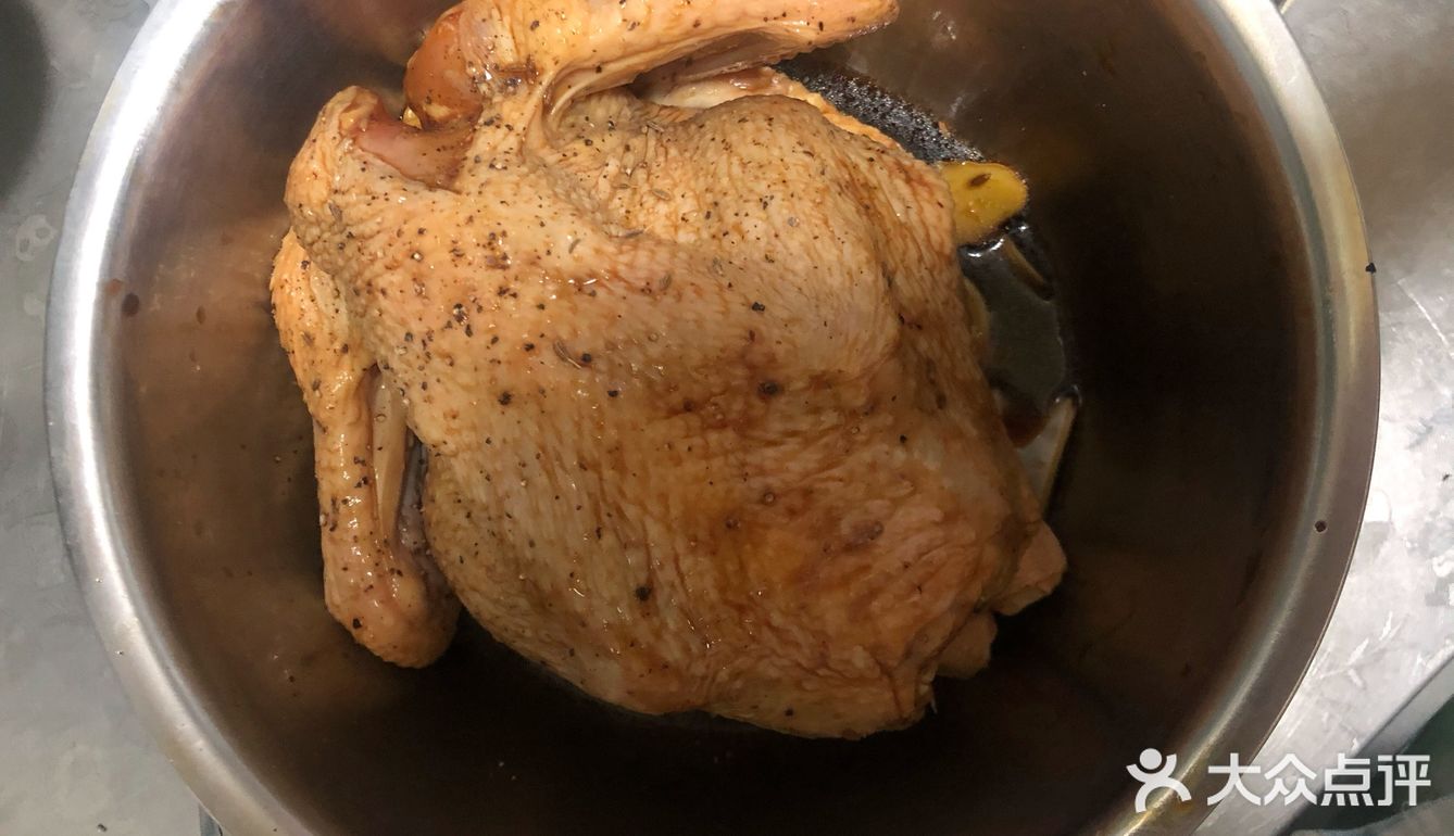 首先买一只三黄鸡让人家帮忙收拾了 鸡爪子鸡头屁股都不要