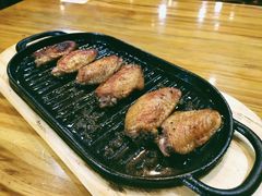 料理烤焦香翅中-老东镇啤酒屋海鲜加工·蒸汽海鲜·海鲜烧烤(台东店)