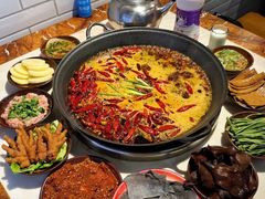 -渝嘴小老弟老火锅(华新村店)