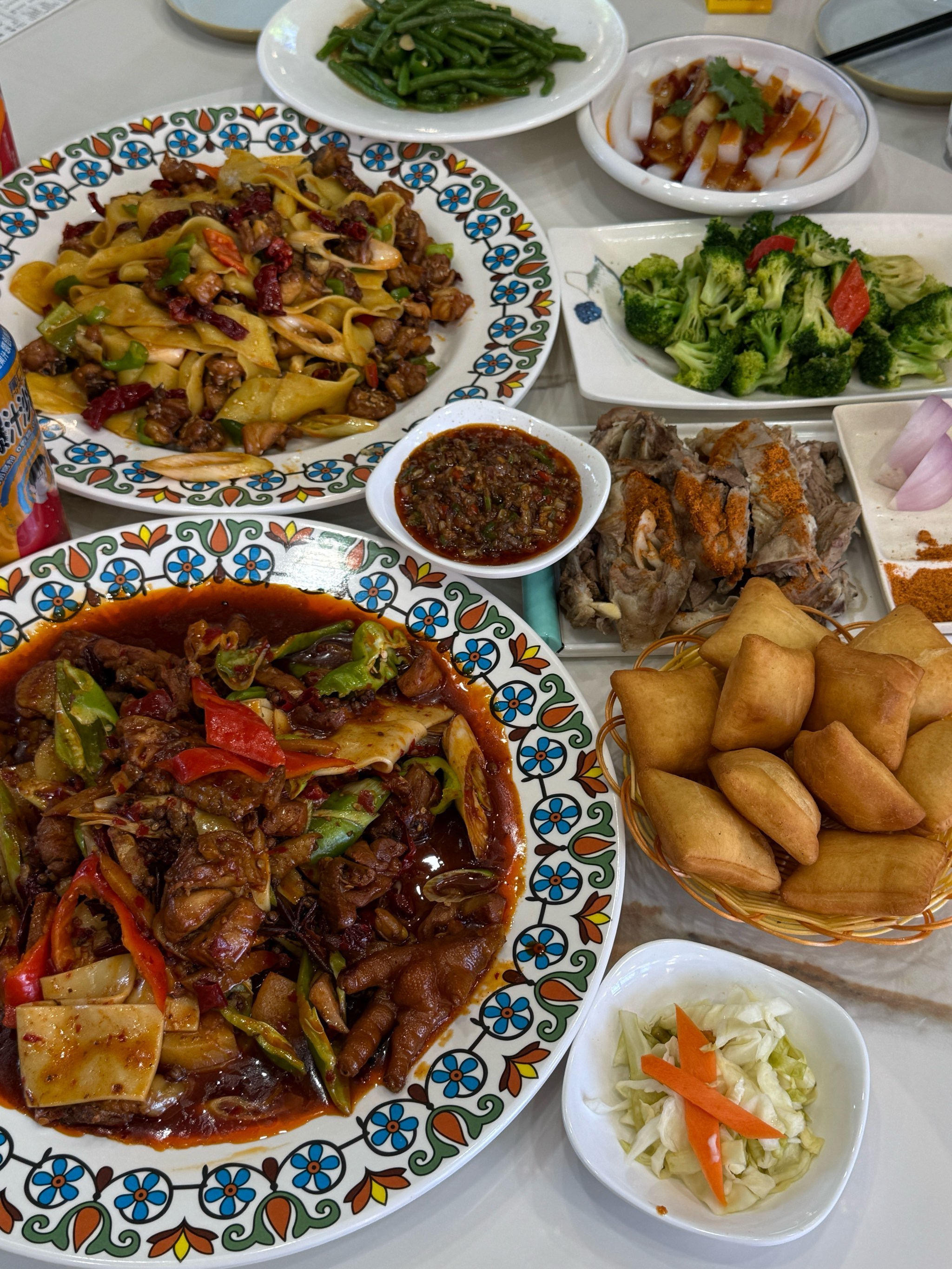 新疆天山天池附近吃饭