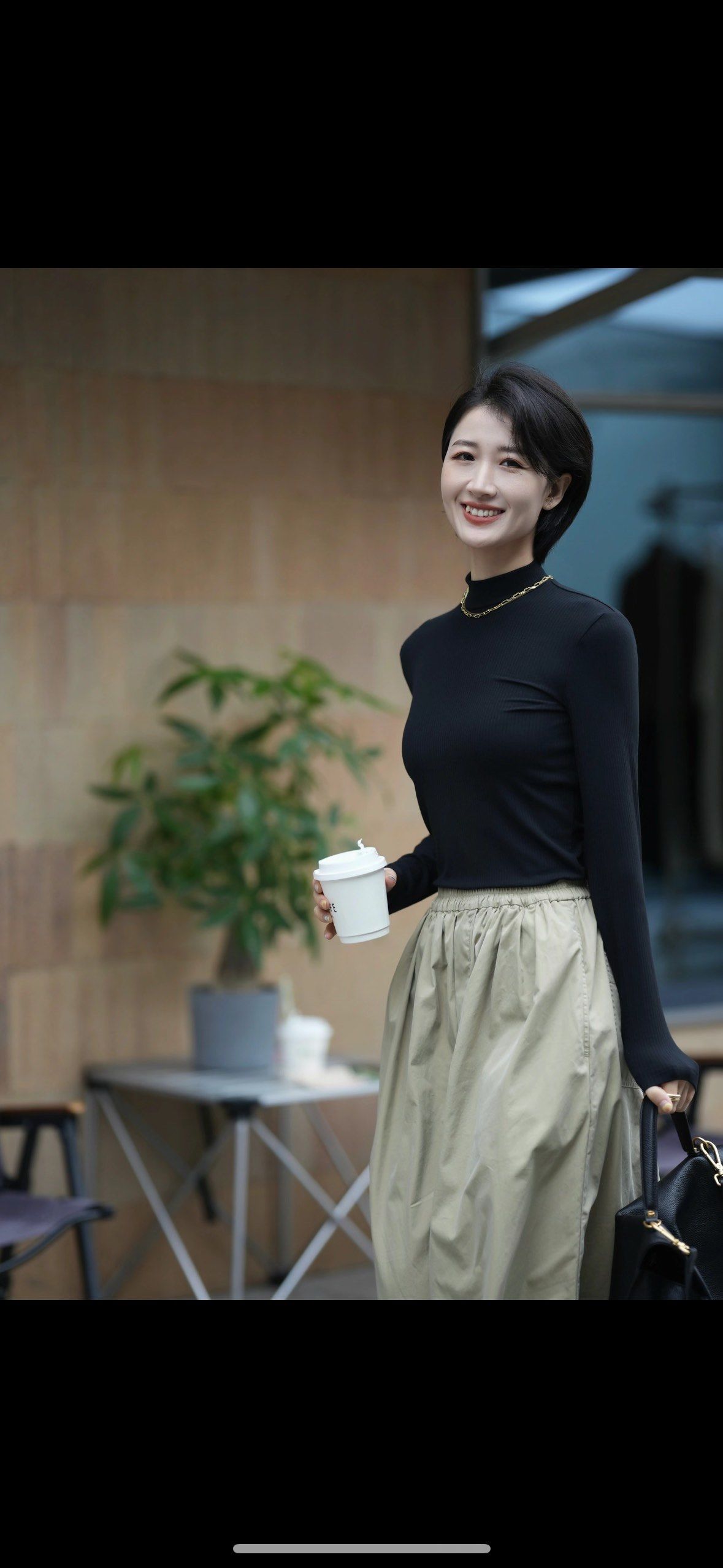 女性短发魅力遇自然